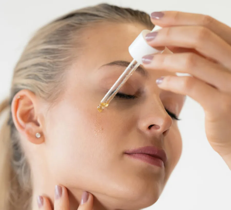 Applicazione di un siero viso durante un trattamento in cabina